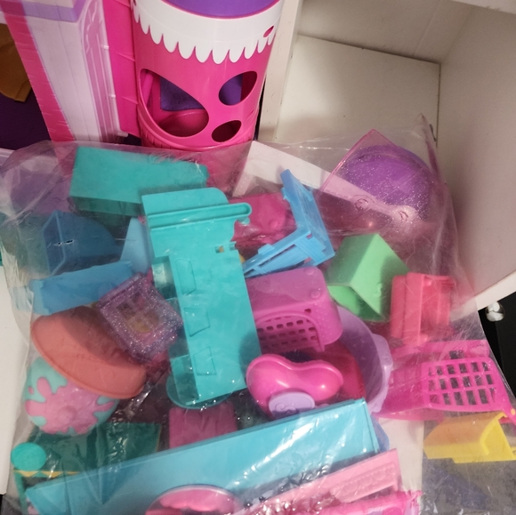 Shopkins Shopville Super Mall Playset with Huge Lot of Accessories - Picture 6 of 16